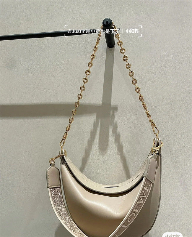 Ziva's Charm handbag – carry view (68cm*1.5cm*0.4cm)