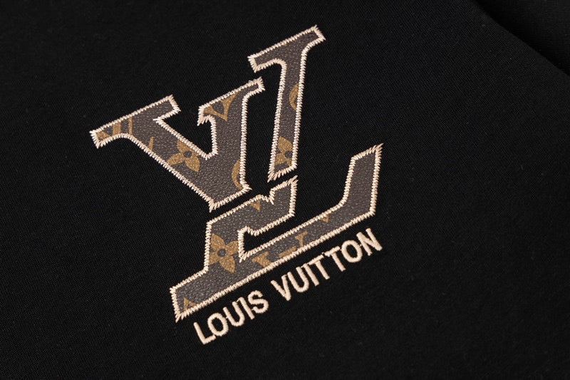 Full styled look of Louis Vuitton cotton t-shirt with logo-detail design