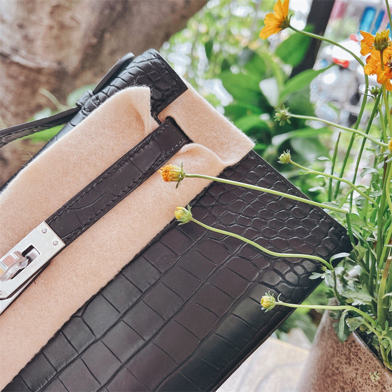  tote bag interior and compartment view 9