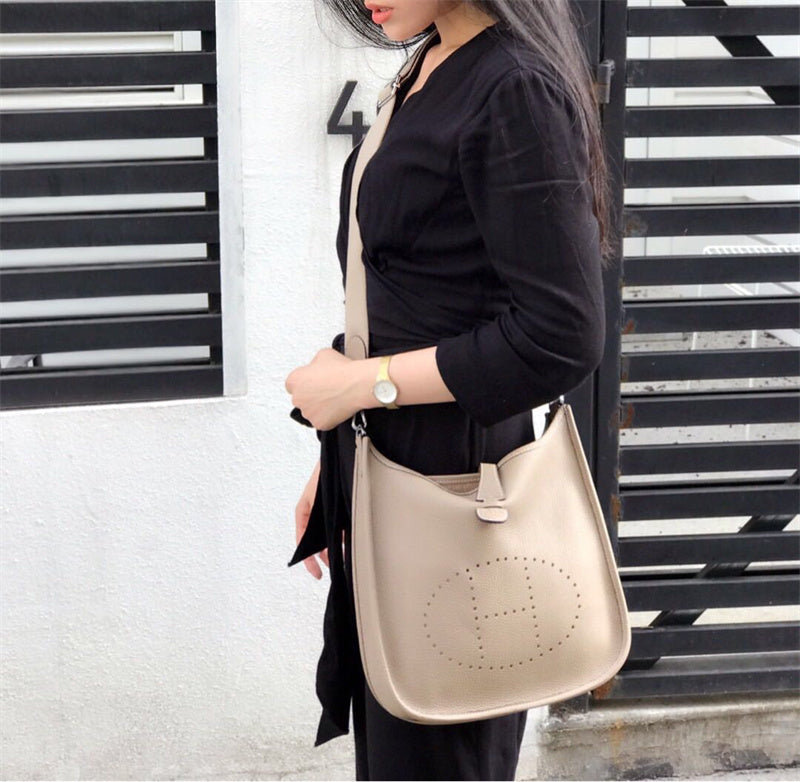  Smart structured bag carried on shoulder