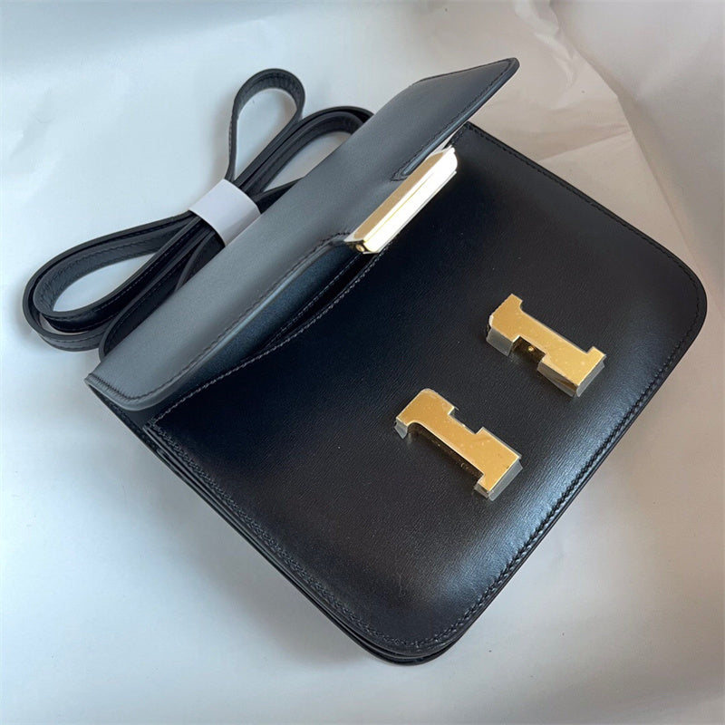  everyday bag interior and compartment view 9
