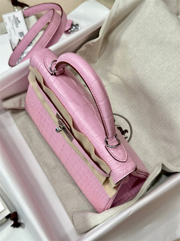  sophisticated shopper bag styled with outfit 30