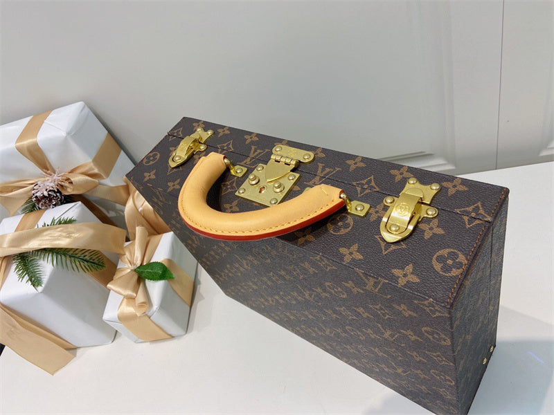  signature carryall bag detail view showing craftsmanship 14