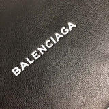 Handle and strap detail of signature chic women's handbag – women's premium purse