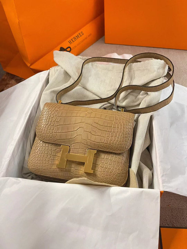 Side view of fluid structured handbag