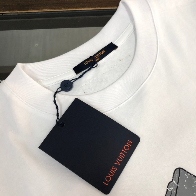 Full styled look of Louis Vuitton cotton t-shirt with runway-inspired design