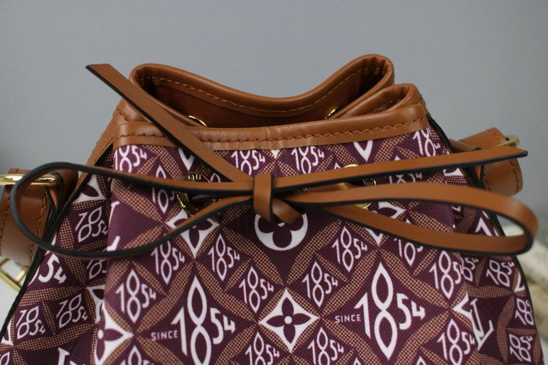 Handle and strap detail of chic refined women's handbag – women's premium purse