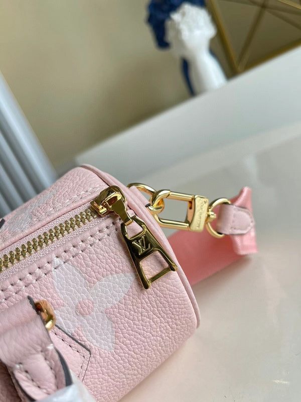 Handle and strap detail of polished sleek women's handbag – women's statement bag