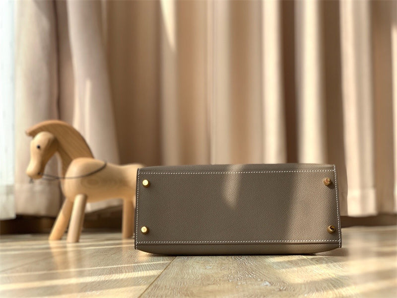 handbag interior and compartment view