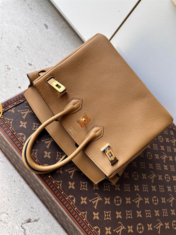  modern shoulder bag styled with outfit 30