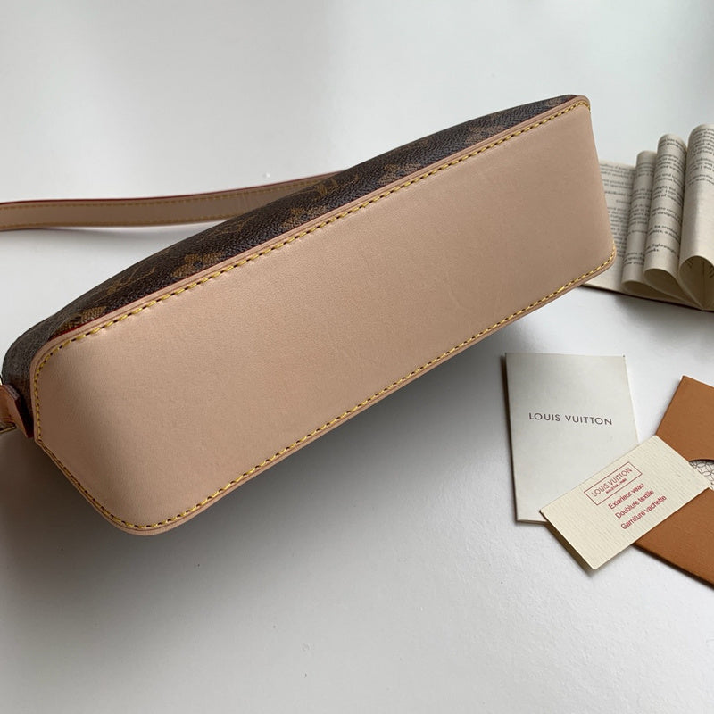 Styled lifestyle shot of modern classic women's handbag – women's premium purse