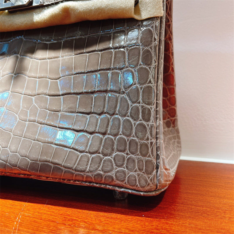  structured bag interior and compartment view