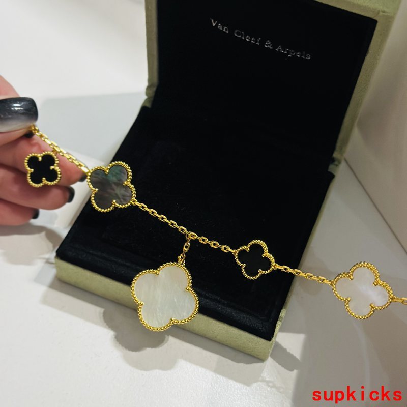 Front view of Van Cleef & Arpels unisex jewelry piece