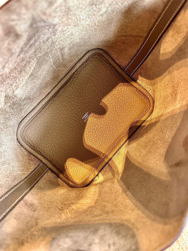  Tailored shoulder bag front view 19