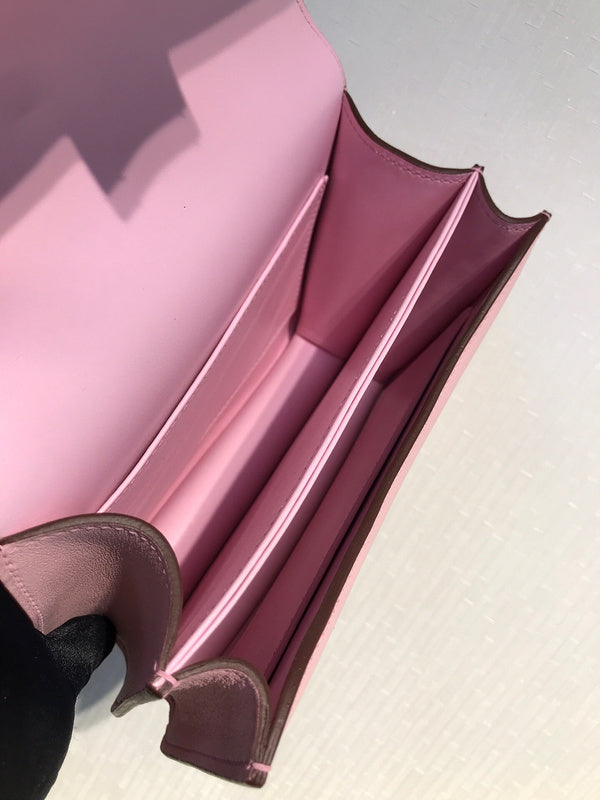 Versatile handbag styled for everyday wear
