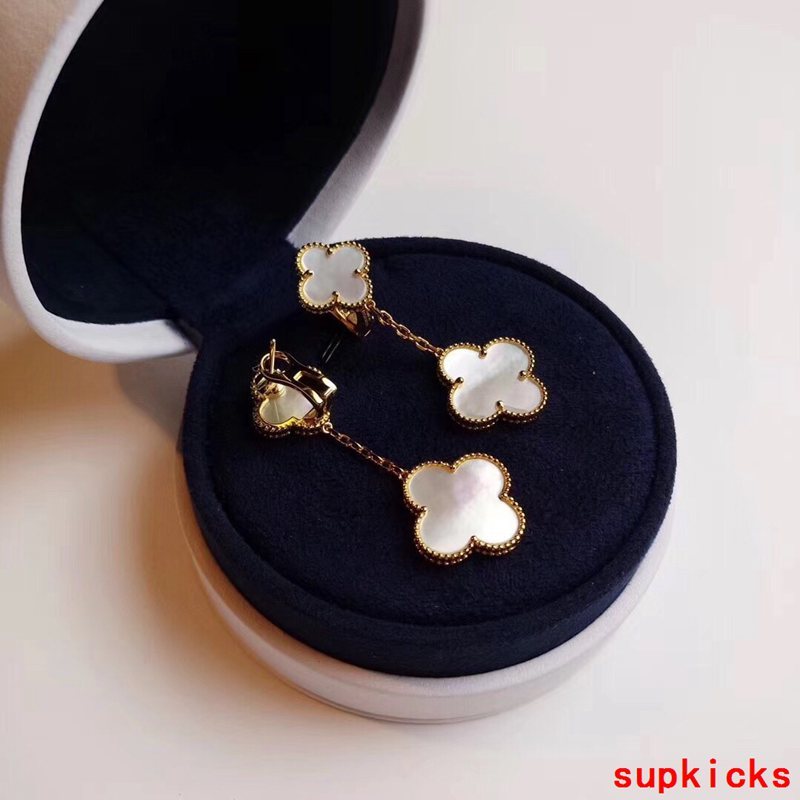 Full view of Van Cleef & Arpels unisex jewelry piece