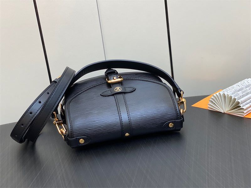  minimalist everyday bag detail view showing craftsmanship 8
