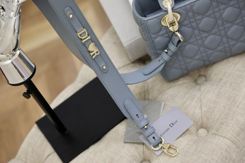 Handle and strap detail of everyday-luxe classic women's handbag – women's premium purse