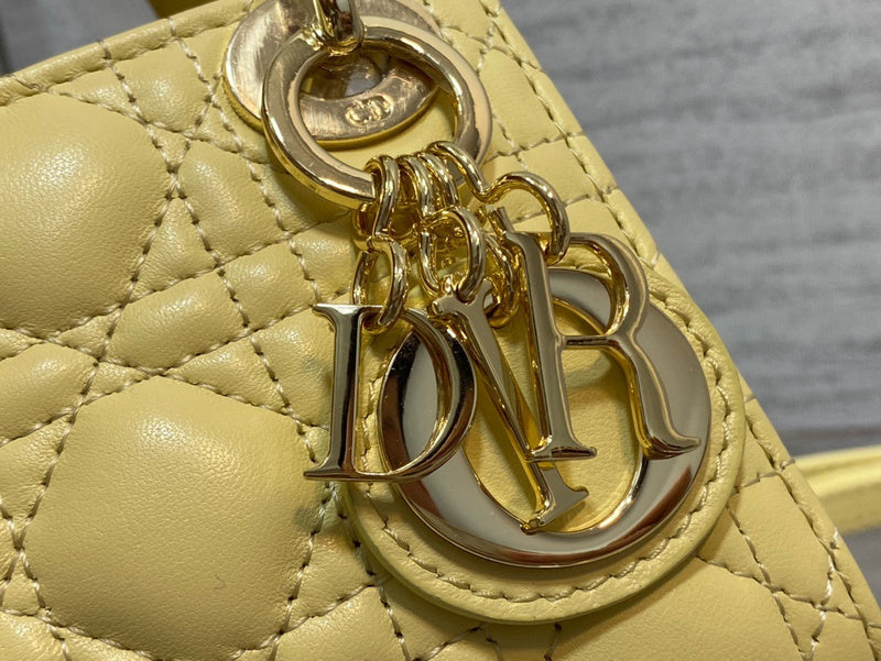 Side profile of everyday-luxe classic women's handbag – women's premium purse