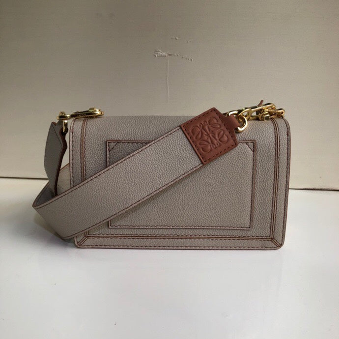 Ziva's Charm handbag – close-up view (24cm*15cm*8cm)