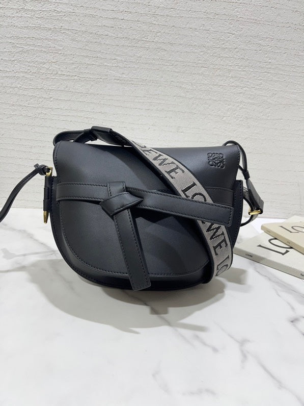 Ziva's Charm handbag – detail view (20cm*19cm*11.5cm)