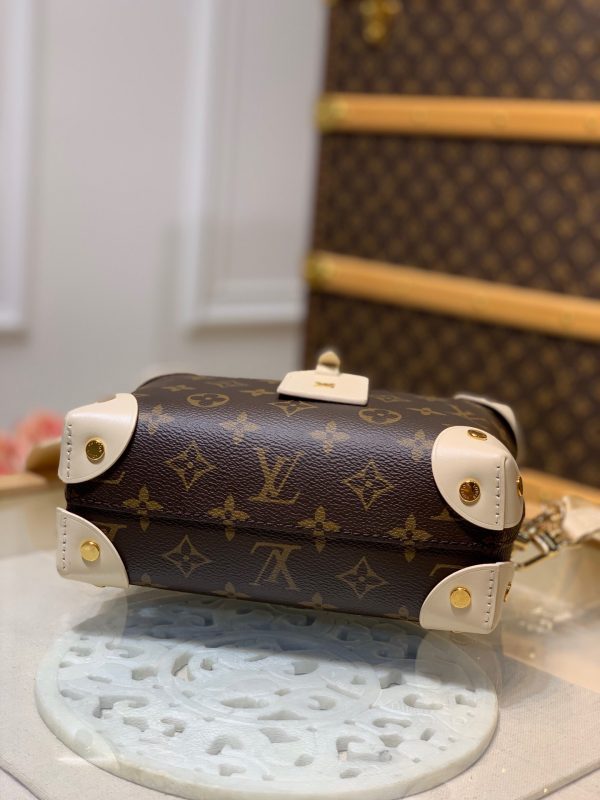 Styled lifestyle shot of everyday-luxe sleek women's handbag – women's everyday handbag