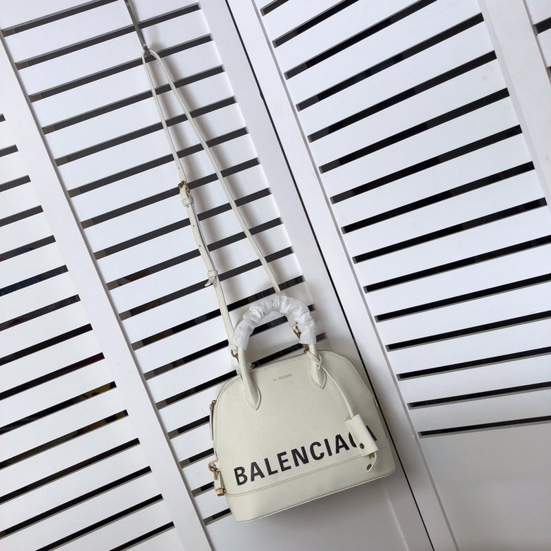 Handle and strap detail of chic statement women's handbag – women's everyday handbag