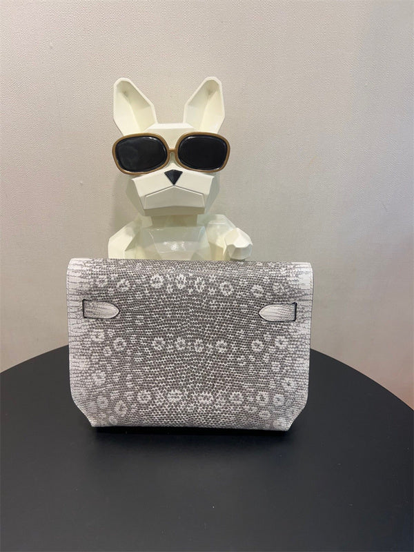  Chic crossbody bag carried on shoulder