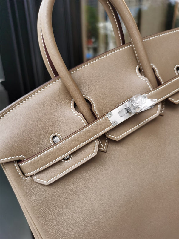  everyday bag close-up of hardware and finish