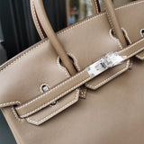  everyday bag close-up of hardware and finish
