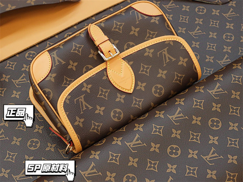  shoulder bag interior and compartment view 33