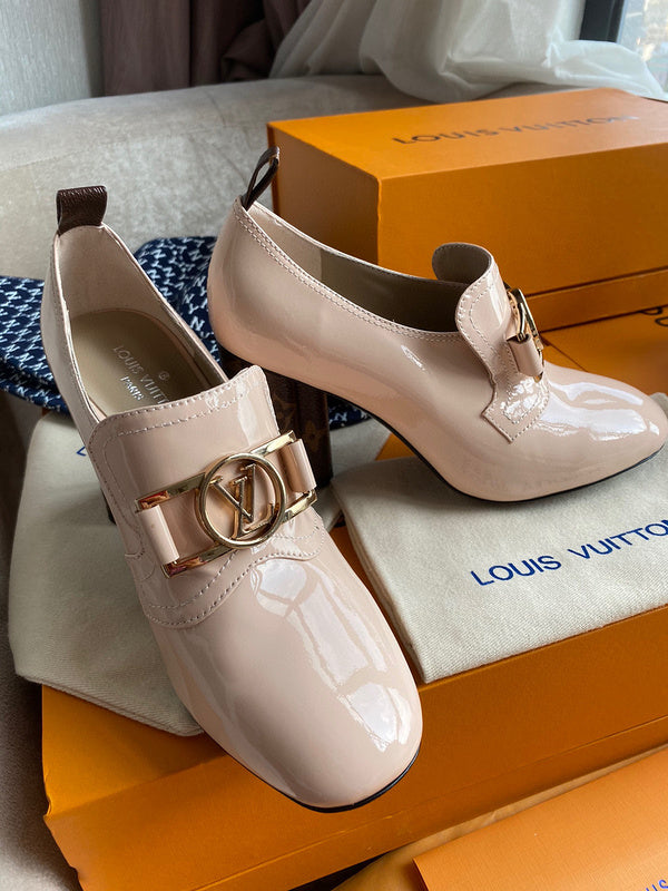 Front view of Louis Vuitton luxury piece style No.005