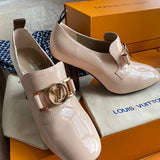 Front view of Louis Vuitton luxury piece style No.005