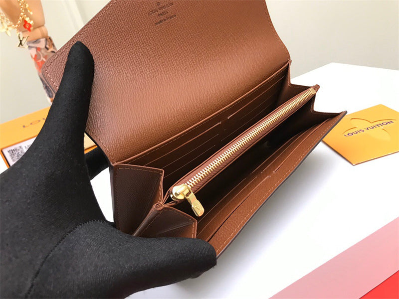  tailored everyday bag detail view showing craftsmanship