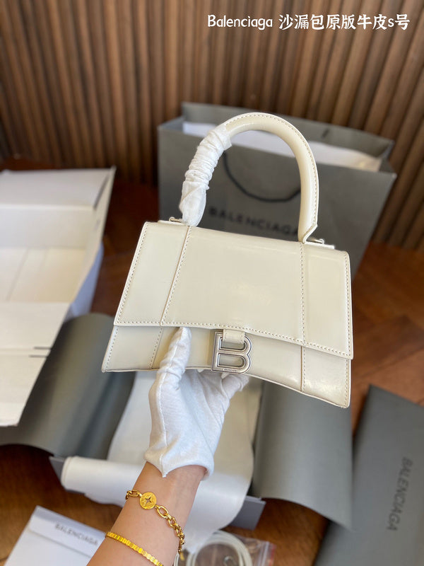 Ziva's Charm handbag – product shot (one versatile size)