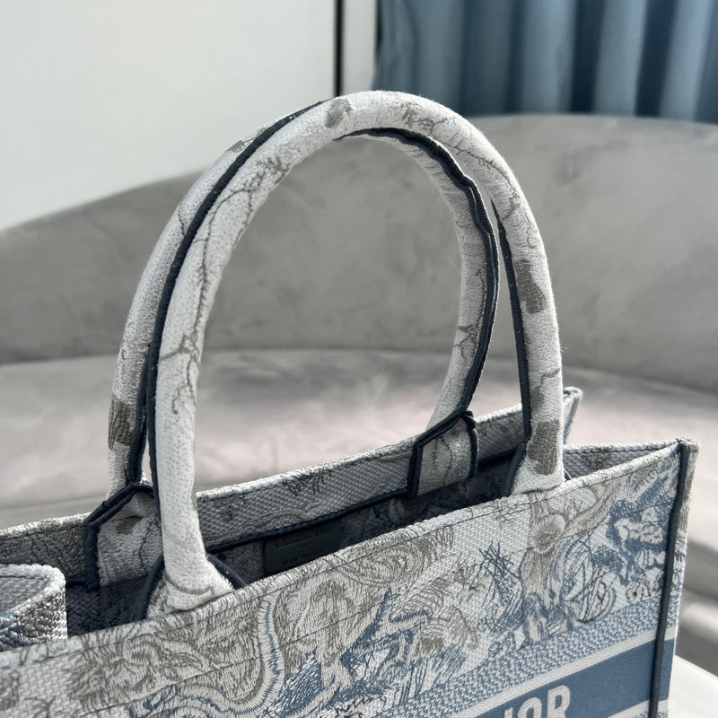 Handle and strap detail of structured chic women's handbag – women's premium purse