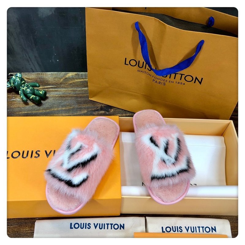 Side profile view of Louis Vuitton luxury piece style No.122