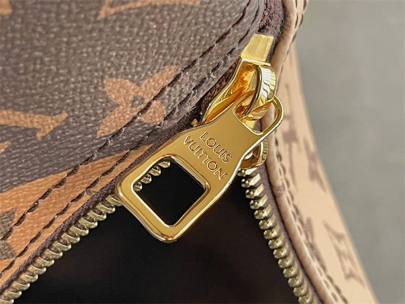  Everyday shoulder bag carried on shoulder 10