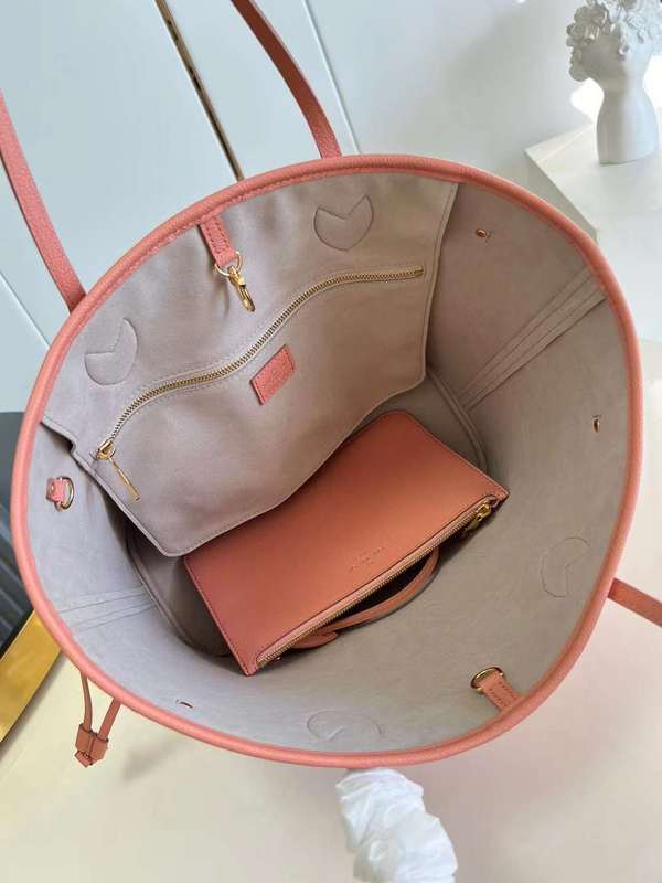 Handle and strap detail of statement signature women's handbag – women's luxury accessory
