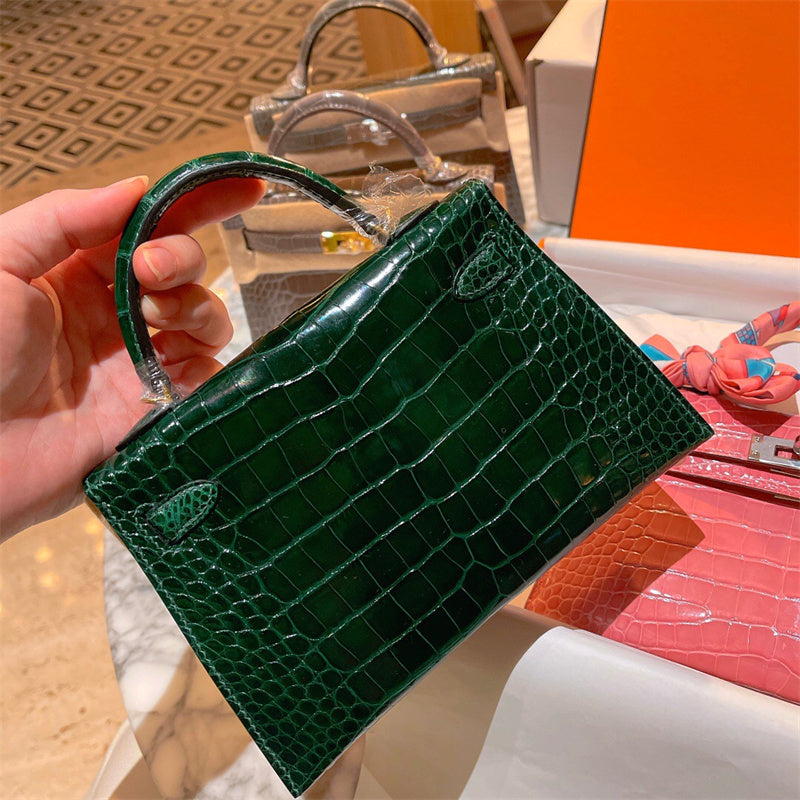  Essential tote bag carried on shoulder 40