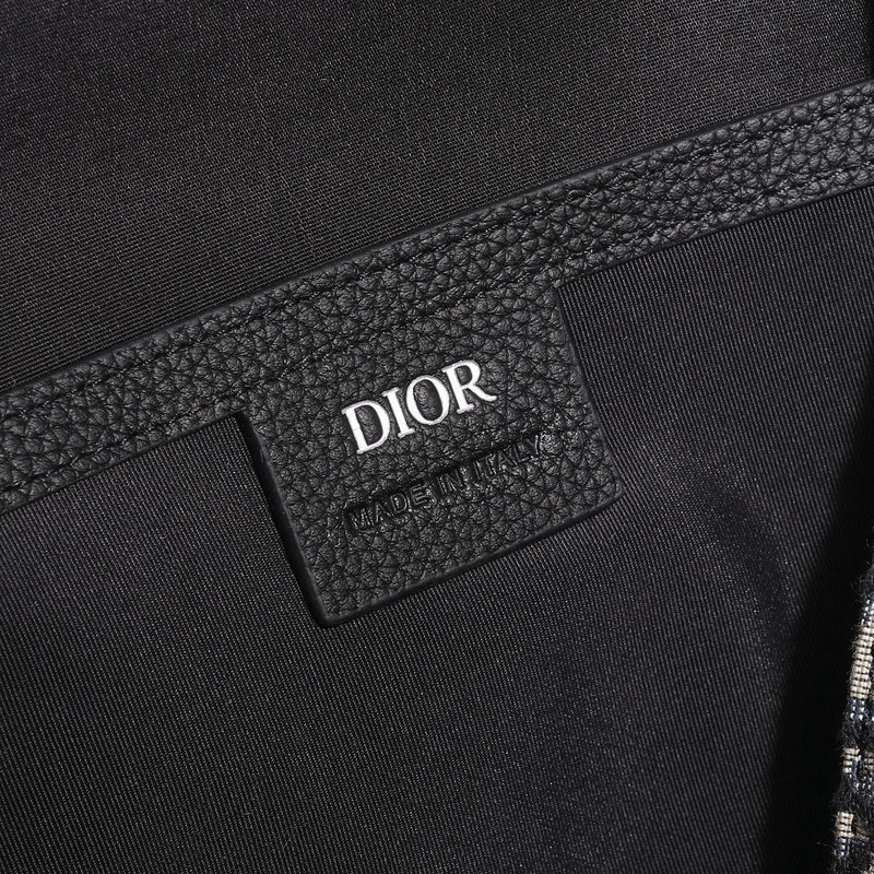 Side profile of premium everyday-luxe women's handbag – women's luxury accessory