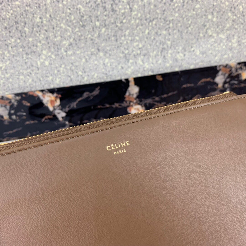 Handle and strap detail of statement refined women's handbag – women's everyday handbag