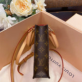  Minimalist handbag carried on shoulder