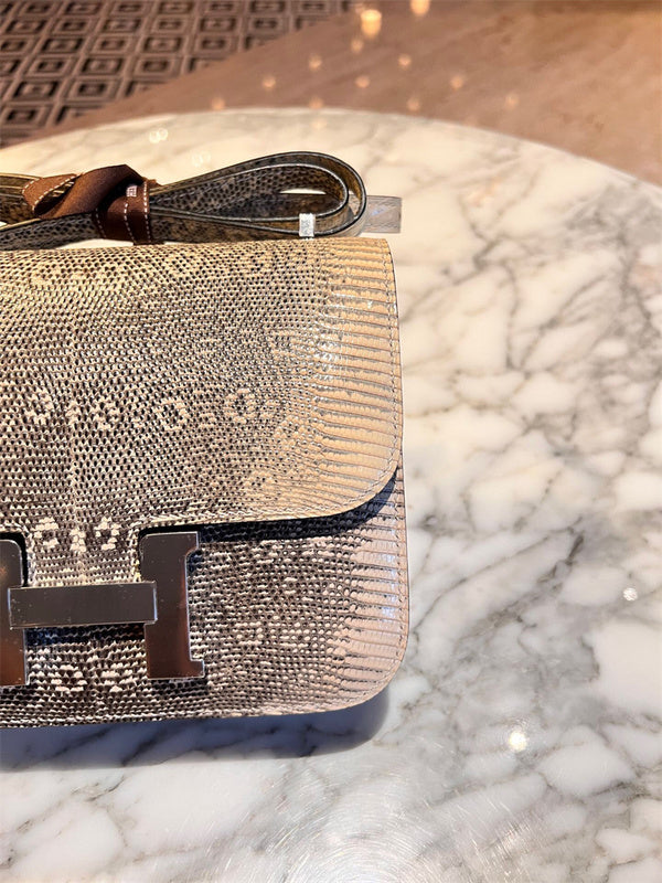  classic shopper bag styled with outfit