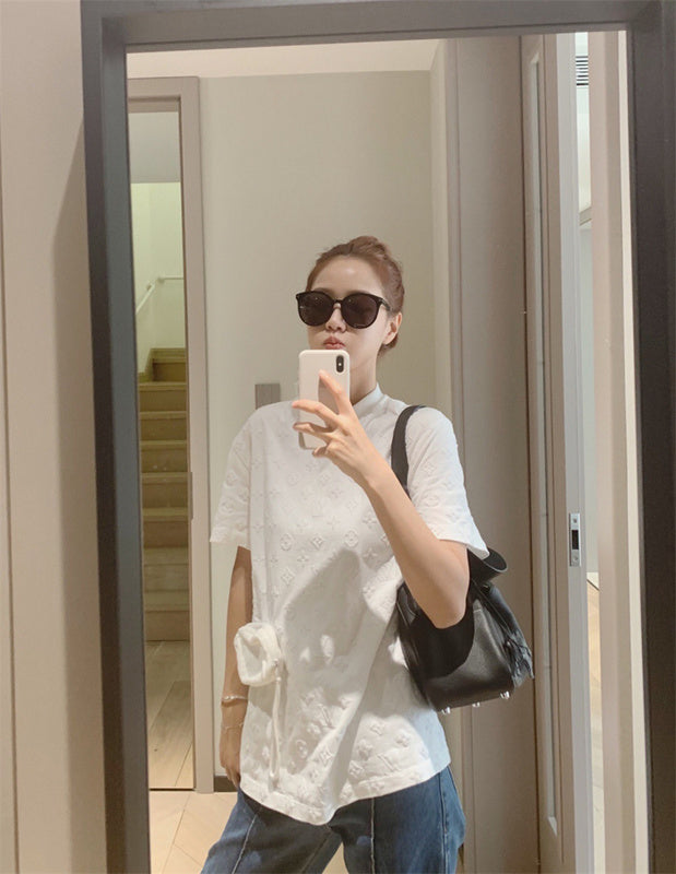  Refined tote bag carried on shoulder