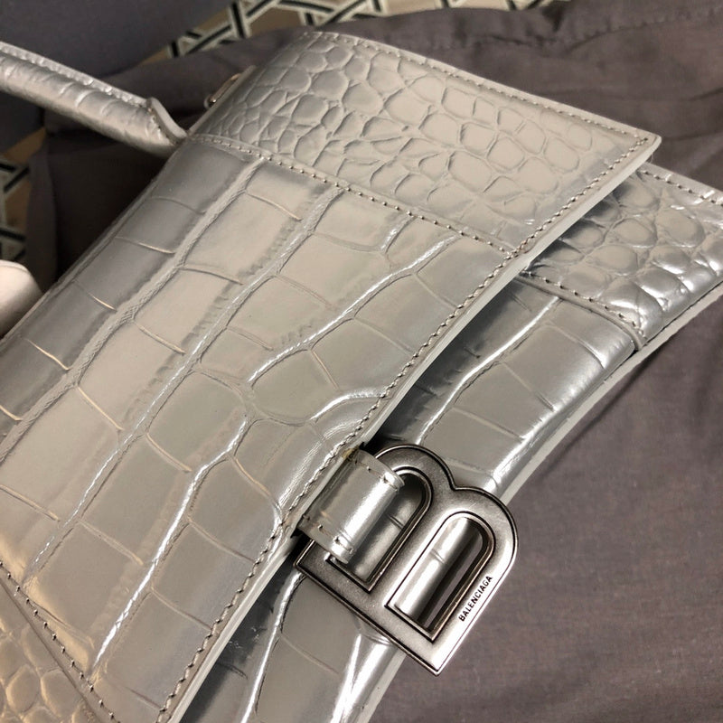 Handle and strap detail of premium signature women's handbag – women's statement bag