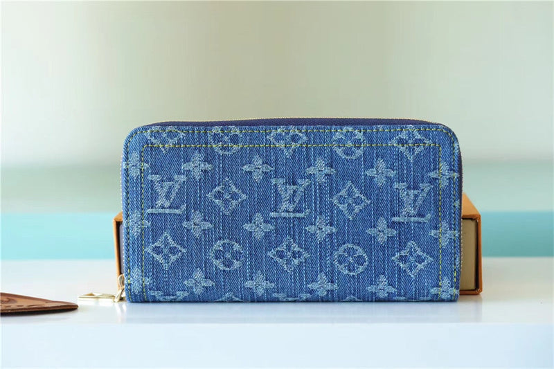  Statement crossbody bag front view