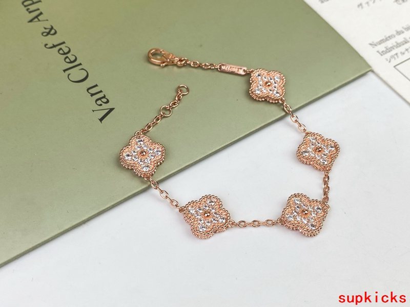 Full view of Van Cleef & Arpels unisex jewelry piece