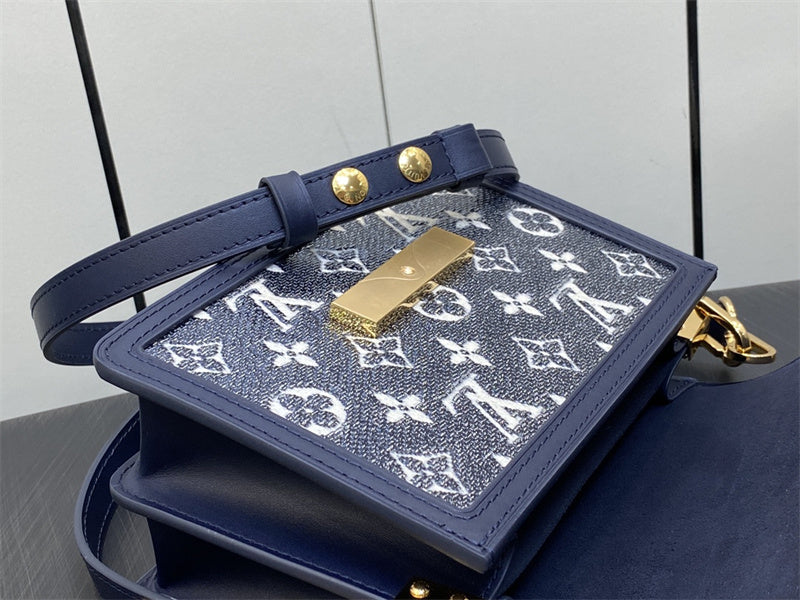  smart carryall bag detail view showing craftsmanship 8