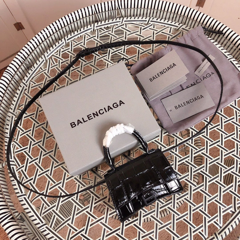 Interior view of polished structured women's handbag – women's everyday handbag
